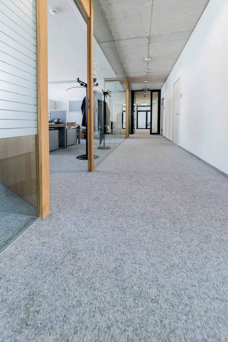 Gang mit grauem Systemboden in einem Bürogebäude