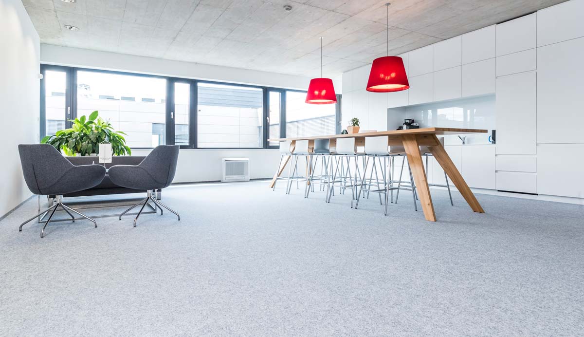 Essküche mit Systemboden in hellem grau in einem Bürogebäude